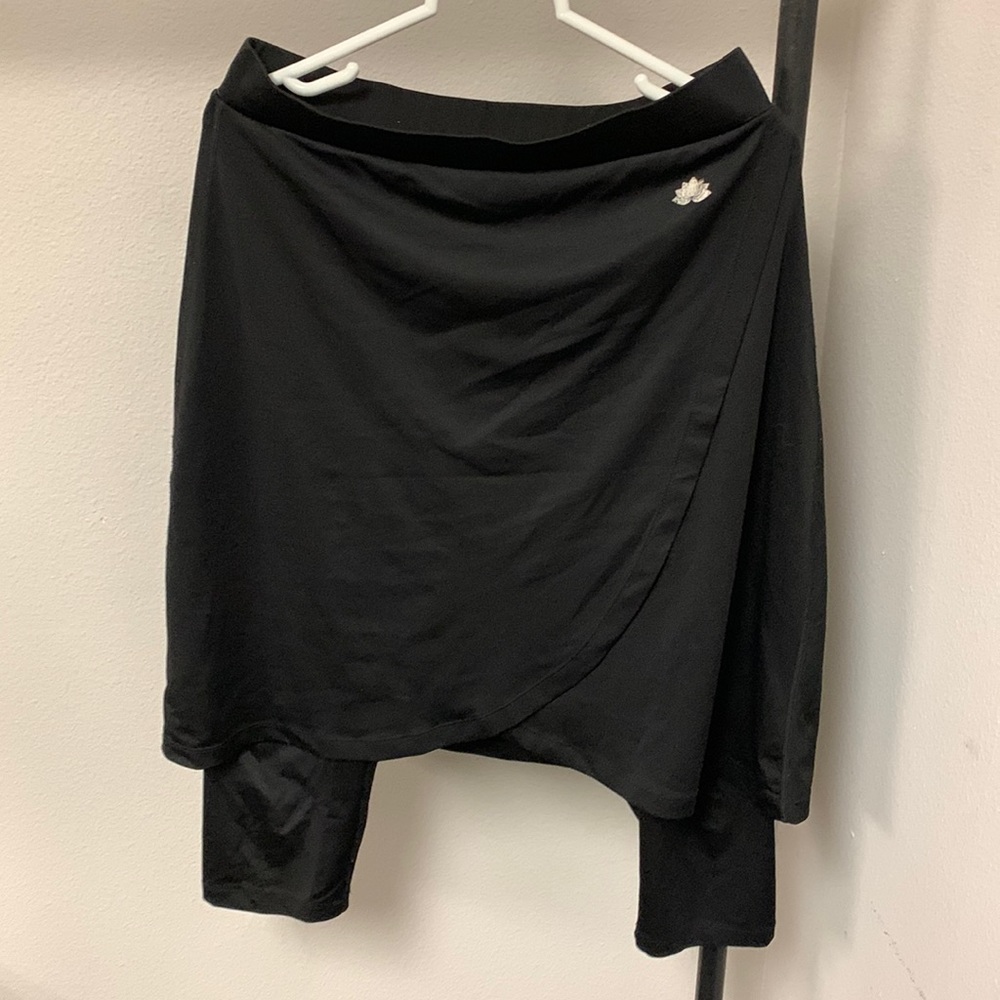 Black Faux wrap 3/4ths leggings Snoga size Medium